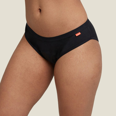 Side view of WUKA Basics™ Hipster heavy flow underwear, featuring contoured seams and smooth cotton fabric.